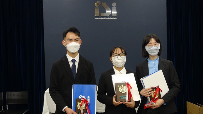 3位獲得最優秀獎和優秀獎的同學，喜悅之情溢於言表。